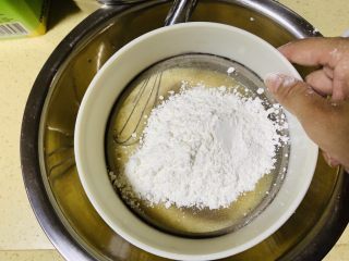 4、献礼祖国70周年华诞-祖国70周年生日蛋糕,低筋面粉过筛，分三次加入蛋黄浆