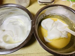 7、献礼祖国70周年华诞-祖国70周年生日蛋糕,蛋白糊分三份一加入蛋黄湖中翻拌均匀