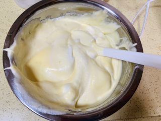 8、献礼祖国70周年华诞-祖国70周年生日蛋糕,最后把翻拌好的蛋黄糊加入剩余的蛋白糊中翻拌均匀