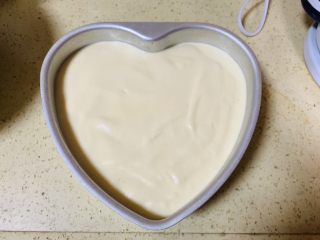 9、献礼祖国70周年华诞-祖国70周年生日蛋糕,倒中8寸心型蛋糕模中，震动模具让气泡排出