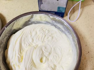 11、献礼祖国70周年华诞-祖国70周年生日蛋糕,烤蛋糕时间打发淡奶油，淡奶油打发均匀至有纹路的硬性状态