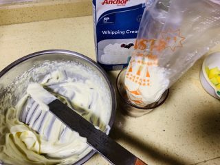 12、献礼祖国70周年华诞-祖国70周年生日蛋糕,8齿裱花嘴套入裱花袋，把部分打发好的淡奶油放进裱花袋，放中冰箱冷藏