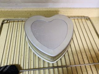 14、献礼祖国70周年华诞-祖国70周年生日蛋糕,烤完的蛋糕胚倒扣待凉却