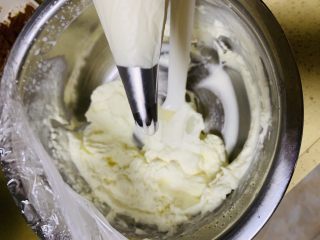 16、献礼祖国70周年华诞-祖国70周年生日蛋糕,裱花嘴挤出一下排气