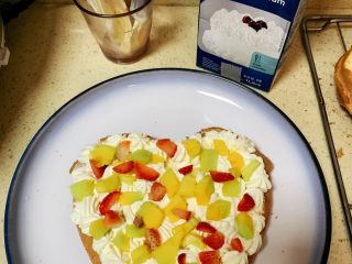 17、献礼祖国70周年华诞-祖国70周年生日蛋糕,芒果和草莓切粒，蛋糕胚切开2片，挤上淡奶油，摆上芒果粒和草莓粒