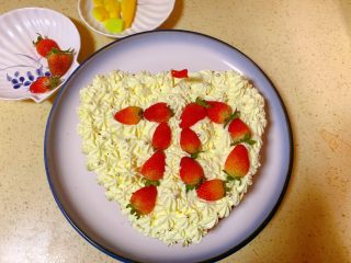 18、献礼祖国70周年华诞-祖国70周年生日蛋糕,最后把另外一片蛋糕胚铺上夹心面，在蛋糕表面挤上星星淡奶油形状，草莓切半在蛋糕面上摆上70数字，插上小国旗，摆上银珠装饰