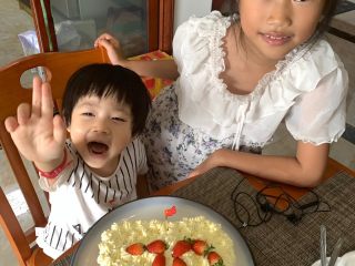 21、献礼祖国70周年华诞-祖国70周年生日蛋糕,小朋友们很开心，爱国主义教育在美食中开始