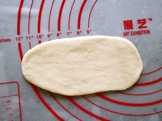 5、花环面包,将每个剂子擀开