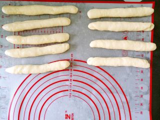 8、花环面包,搓长,静置10分钟