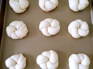 11、花环面包,摆入烤盘,放烤箱发酵