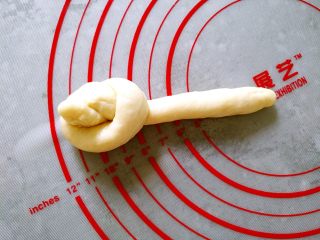 9、花环面包,将长条打一个结