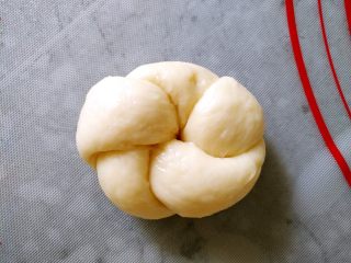 10、花环面包,另一端塞入结中心,与前一端粘合