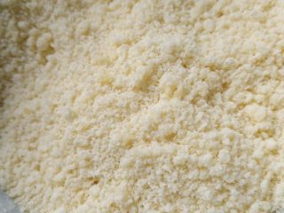 12、花环面包,将酥粒原料混合,搓成小颗粒