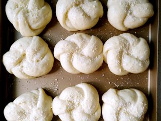 14、花环面包,表面抹蛋液,撒酥粒