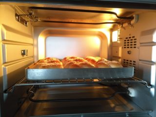 15、花环面包,放入预热好的烤箱中下层上下火160度,烘烤20分钟