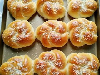 16、花环面包,上色均匀后即可出炉