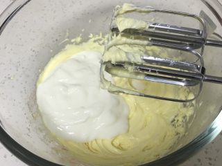 5、酸奶乳酪蛋糕,加入酸奶，用打蛋器打至顺滑。