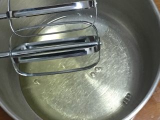 11、酸奶乳酪蛋糕,蛋白中加入柠檬汁，用打蛋器高速搅打30圈。