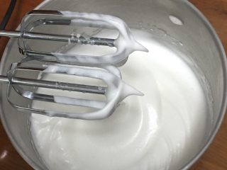 13、酸奶乳酪蛋糕,再加入15克细砂糖，同样50圈。