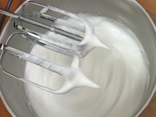 14、酸奶乳酪蛋糕,加入最后的细砂糖，搅打至打蛋头有直立的小尖峰。