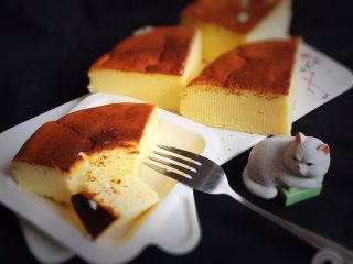 23、酸奶乳酪蛋糕,切开品尝，松松软软的入口即化的感觉真好。