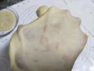 2、汉堡坯 做自己的汉堡,材料除了黄油和盐外,放到厨师机揉面到出现大片的膜,加入盐和黄油,揉到可以出比较结实的薄膜。