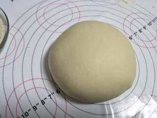 3、汉堡坯 做自己的汉堡,滚圆面团。