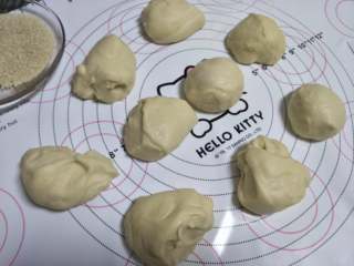 4、汉堡坯 做自己的汉堡,称重并分割成9个面团。