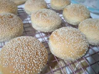 10、汉堡坯 做自己的汉堡,出炉后,脱模,移到烤网上放凉。