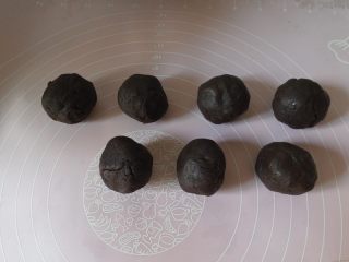 1、蛋黄酥黄油版,将自制的豆沙分成七个等量大小