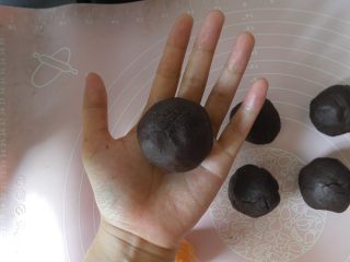 3、蛋黄酥黄油版,后在包起来即可包好咸鸭蛋的豆沙 盖上保鲜膜 放置一旁备用