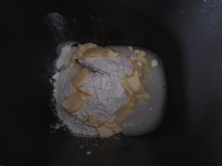 4、蛋黄酥黄油版,将油皮材料放进面包机选择和面功能 揉个15——20分钟左右即可。(油皮材料:中筋面粉110g、清水40g、糖粉18g、黄油40g)