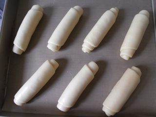 16、蛋黄酥黄油版,卷好的样子。在将这所有卷好的面团盖上保鲜膜继续送入冰箱冷藏松弛20分钟