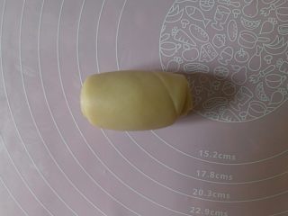 18、蛋黄酥黄油版,接着再次由上而下的卷起
