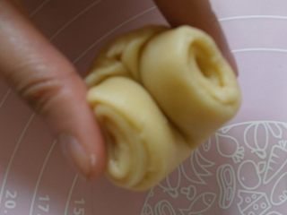 20、蛋黄酥黄油版,将松弛好的面卷取出用拇指在中间压一下 然后将卷的两端对夹起来