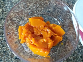 1、香糯南瓜饼,南瓜先蒸熟