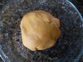 3、香糯南瓜饼,一起拌均匀至无干粉