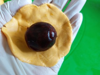 8、香糯南瓜饼,包上豆沙馅儿