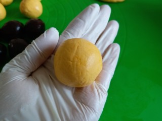 9、香糯南瓜饼,捏紧收口，搓圆