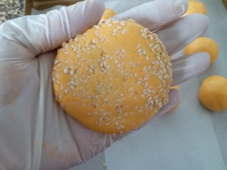 12、香糯南瓜饼,在手掌里按扁