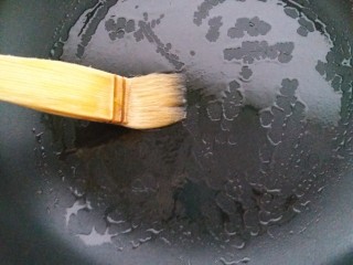 13、香糯南瓜饼,平底锅刷薄薄一层油