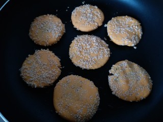 14、香糯南瓜饼,南瓜饼放入锅里，小火煎熟，用筷子翻面