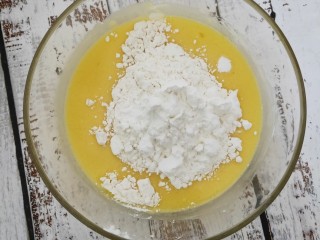 4、戚风蛋糕,用过筛网筛入低粉与玉米淀粉