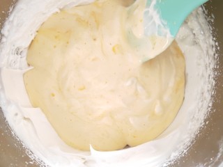 7、戚风蛋糕,取三分之一的蛋白霜加入蛋黄糊中用炒菜式的方式翻拌均匀，将翻拌好的蛋黄糊倒入其余三分之二的蛋白霜中