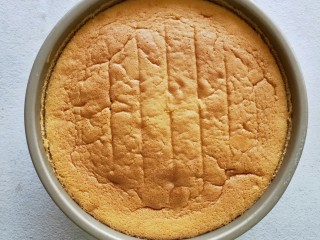 10、戚风蛋糕,放进烤箱用135度烤40分钟， 出炉后马上倒扣，防止收缩