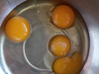 2、老式蛋糕纸杯版,鸡蛋打到无油无水的盆里，我打出来一个双黄蛋