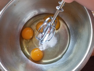 3、老式蛋糕纸杯版,加入砂糖打发