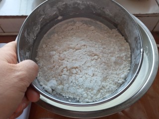 5、老式蛋糕纸杯版,过筛低粉用刮刀上下翻拌均匀，不要划圈避免消泡