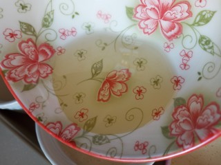 6、老式蛋糕纸杯版,沿边缘慢慢倒入玉米油拌匀