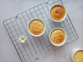 13、老式蛋糕纸杯版,烤碗的面糊时间短了。如果全部用烤碗的话应该增加时间